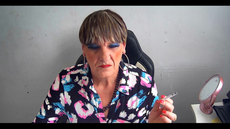 Mature Tina TV: Palenie
