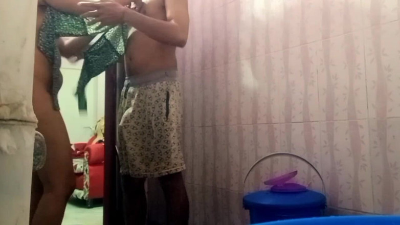 Fantacycutting: Adik ipar India dikongkek abang iparnya di bilik air