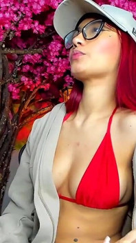 La latina con i capelli rossi fa sesso con gli occhiali perfetti e vuole essere scopata