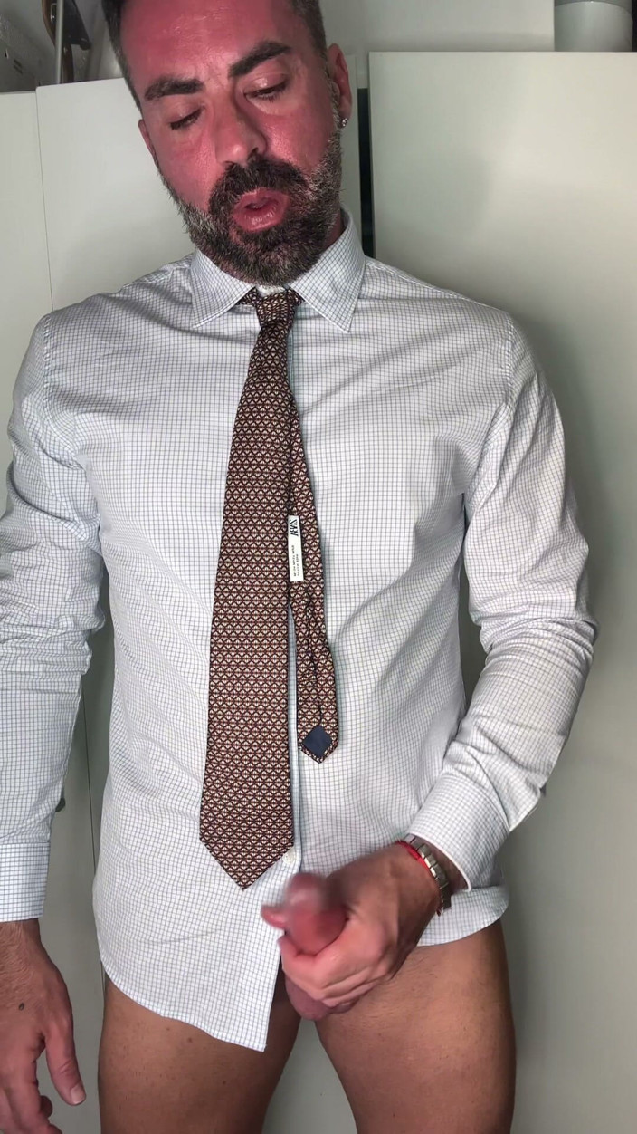 MaelHunter: Me Masturbo En Traje