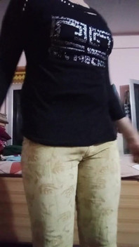 Gaurisissy gay indiano travestito sprezza e gioca con le sue grandi tette in maglietta di jeans