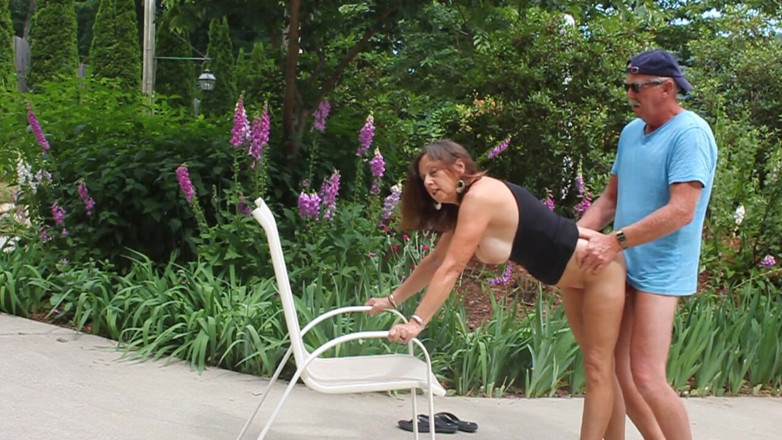 Candi Annie: Sexy GILF Candi Annie Fickt Im Freien