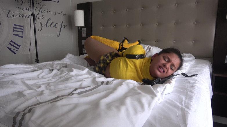 Latina Fetish: Calisa Bliss связали ремнем, с кляпом-шариком во рту и с кляпом пениса на первом свидании (4K)