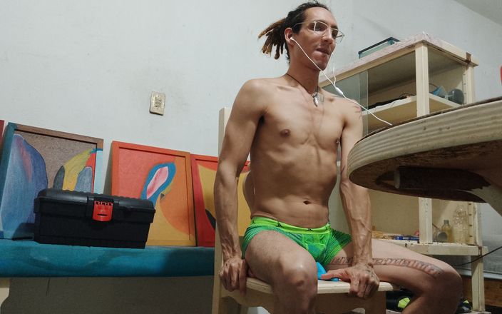 Raba erre elle: El internauta contiene el orgasmo frotandose con los juguetes sexuales...