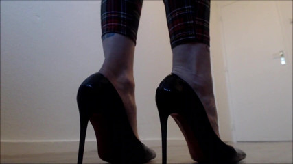 Inkeddutch: Negresă și albă Louboutins cu picioare foarte arcuite, instrucțiuni de masturbare