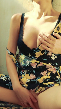 可愛い女性がドレスを着てカメラの前で自慰行為をし、指で大声でオーガズムに達します。