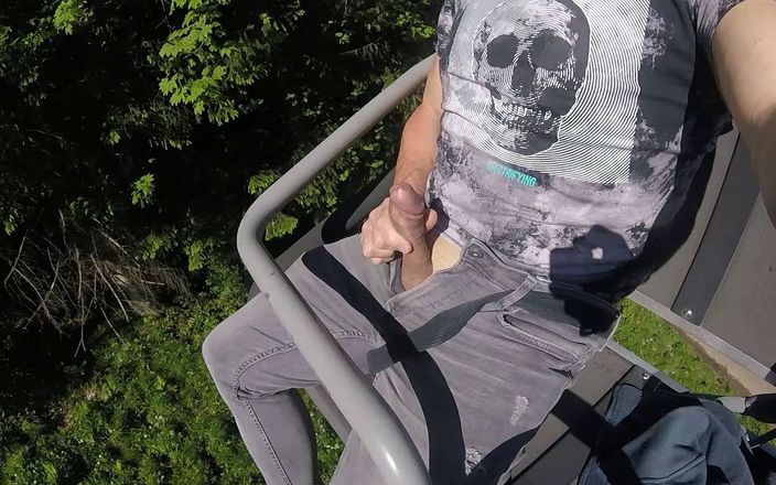 Funnyboy-Ger: Em um elevador de cadeira em movimento eu empurro meu...