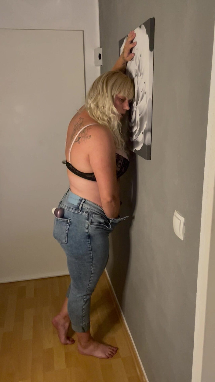 Bonieclydeerotik: Zeug krijgt het terwijl ze ontspannen staat, leunend tegen de...