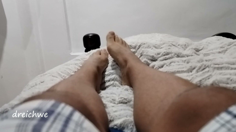 Dreichwe: Foot Fetish in My Bed