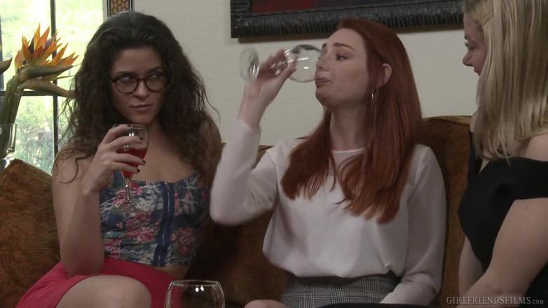 Girlfriends Films: Shy Lacy Lennon digoda oleh jurulatih lakonan Milfnya