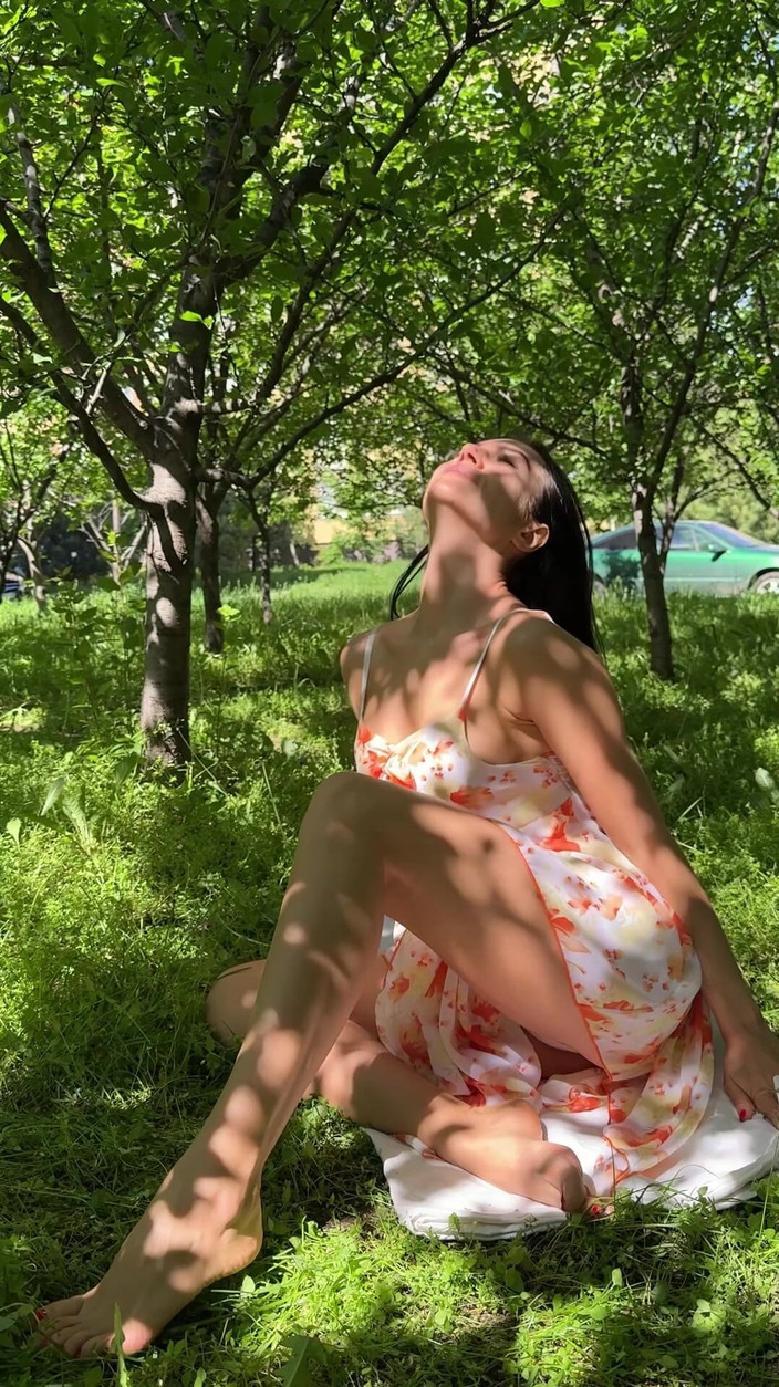 Princess Monica: Taquinage aux pieds nus en plein air