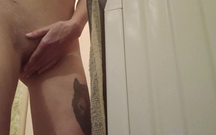 Lesbian-illusion: O fată slabă cu fundul mic se masturbează și ejaculează rapid