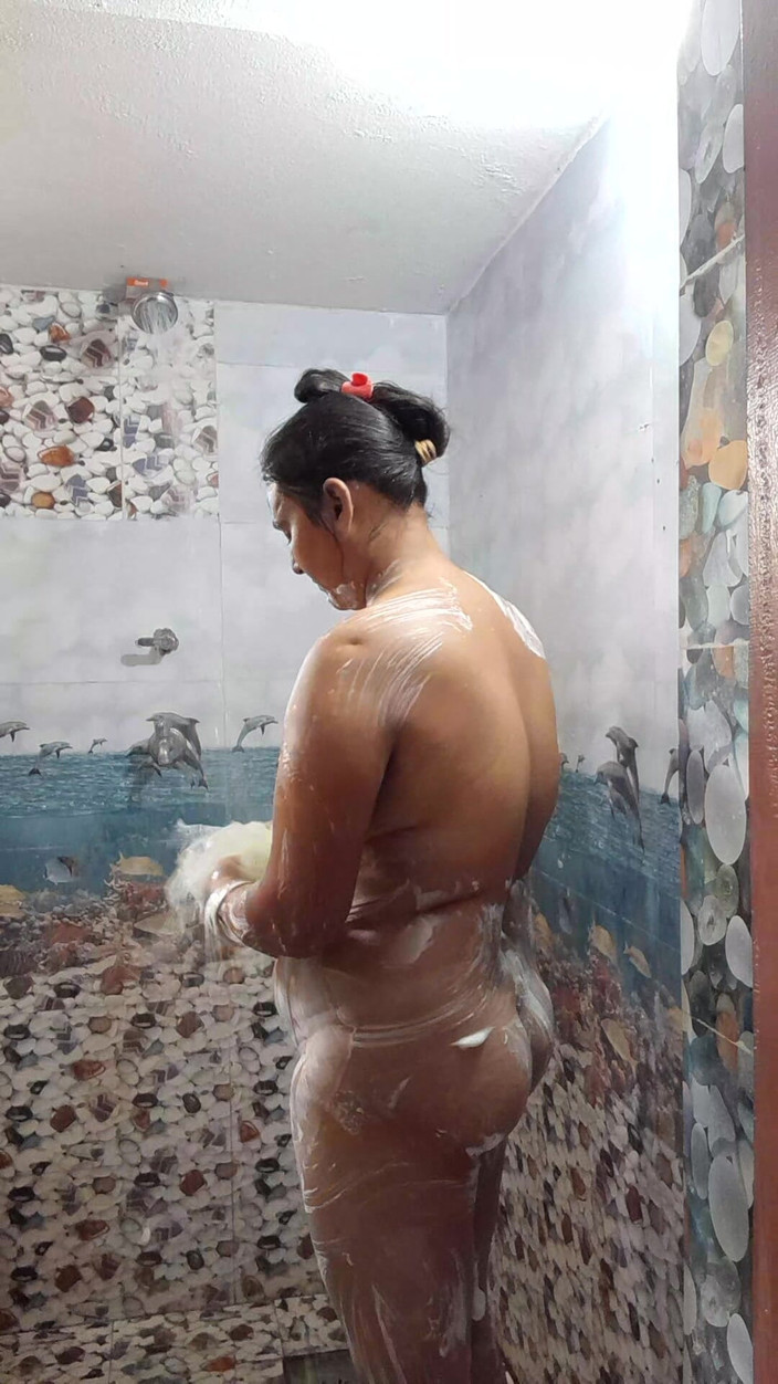 Puja555: バスルームでの幸せな瞬間