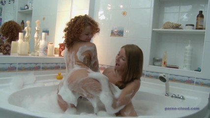Porno Cloud: lesbiyan baathroom