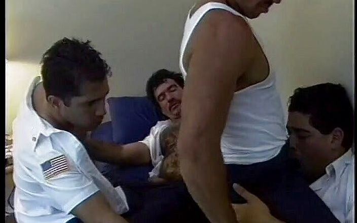 Gays Case: Bombeiro peludo senta-se em uma cama e gosta de orgia...