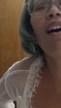 아내없이 집에서 당신을 보는 것은 큰 유혹이다, 나는 당신의 자지를 사랑, 그것은 너무 맛있다.