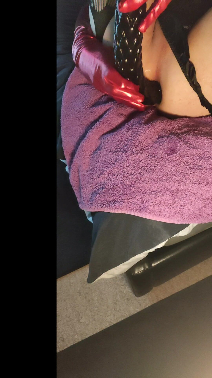 Sallyann: Dildo raksasa