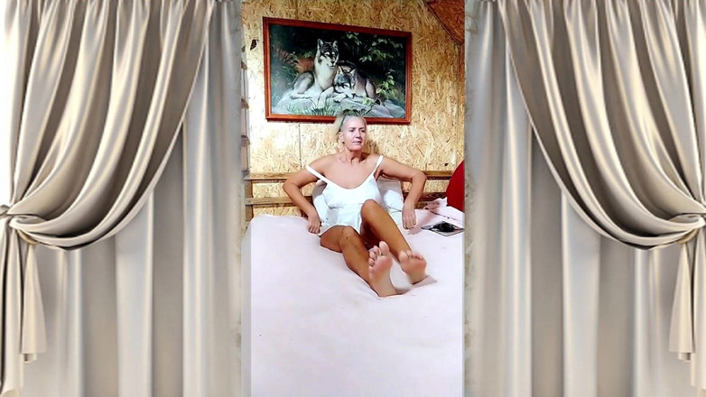 Lukerya: 性感家庭主妇卢克里娅。早晨茶后调情。