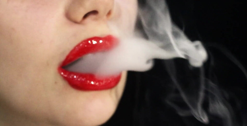 Goddess Misha Goldy: Lesklé červené rty kouření ...