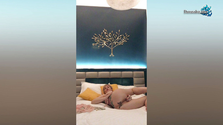 Dayana Ice: Apasionada milf acaricia coño mojado en cámara