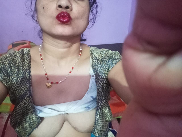 Indian Sexy Gunjan Bhabhi Show Boobs and Body (Sexy gunjan) Indian Sexy Gunjan Bhabhi Show Boobs and Body (Sexy gunjan)