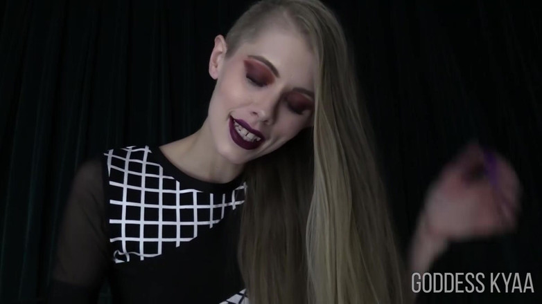 Kyaa Chimera: लंबे सुनहरे बालों वाली बालों का जुनून