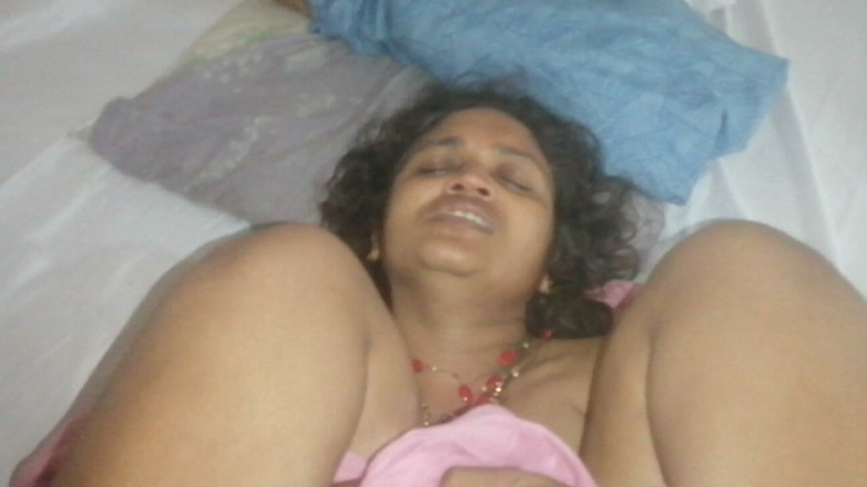 Tina Baby: Desi Bhabhi catturato husbanf sta scopando il suo segretario dell'ufficio...
