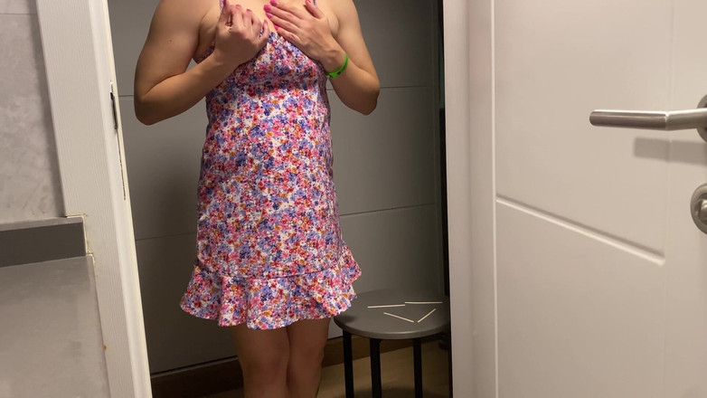 Risky Hairy Couple: 性感的天然奶子和毛茸茸的阴户的裙装戏弄