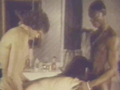 Vintage megastore: Hubená brunetka zkouší velkého černého ptáka ve trojce