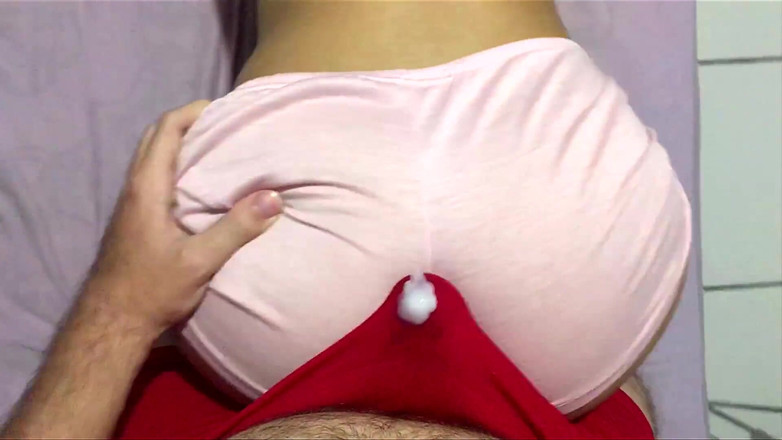 College-couple: คอมไพล์แตกในกางเกง ถูหีถูควย และนวดควยผ่านกางเกง