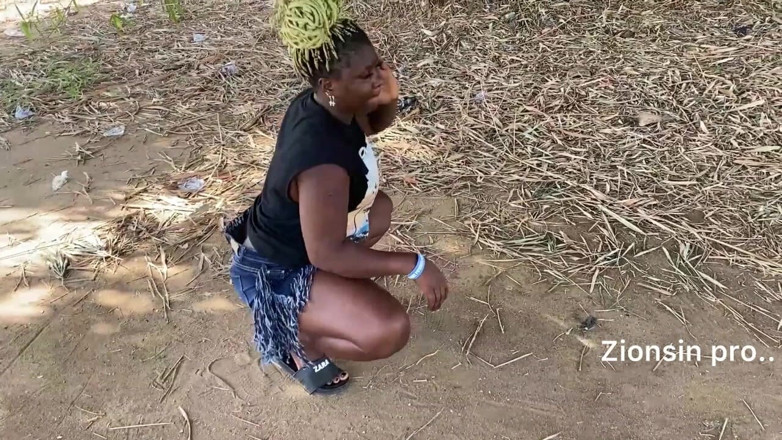 Zion: Negresă africană sexy fată dansează în public cu râs