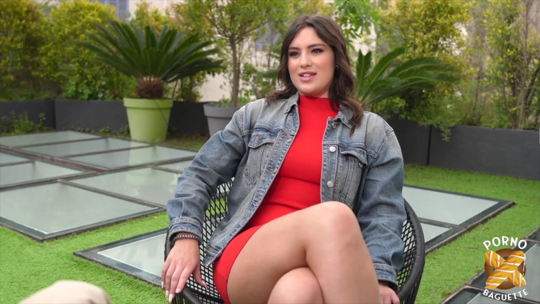 Porno Baguette: Laury, seksowna brunetka, zostaje zerżnięta przez dwa kutasy