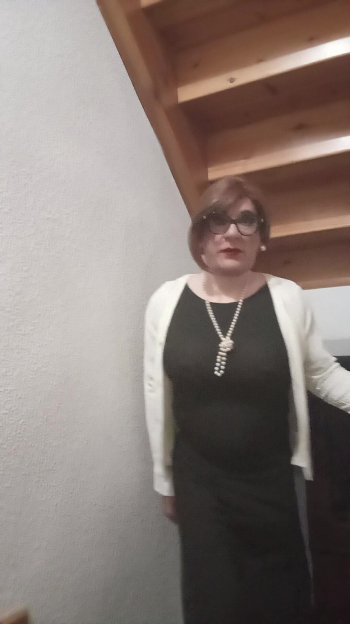 Yusti: Crossdresser boy mostrando suas curvas em frente ao espelho