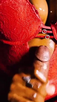 Une black se fait baiser les seins et éjaculer sur les seins par son beau-père
