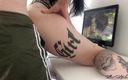 Tattoo Slutwife: 男は彼女がwarcraftをプレイしている間にハードstepsisterを犯した - 自家製