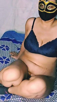 Indiancă foarte sexy desi cu țâțe mari și pizdă păroasă bhabhi care introduce un vibrator
