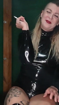 Smoking Latex Queen