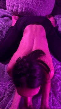 Blowjob dalam seluar yoga hitam seksi dengan pancutan muka
