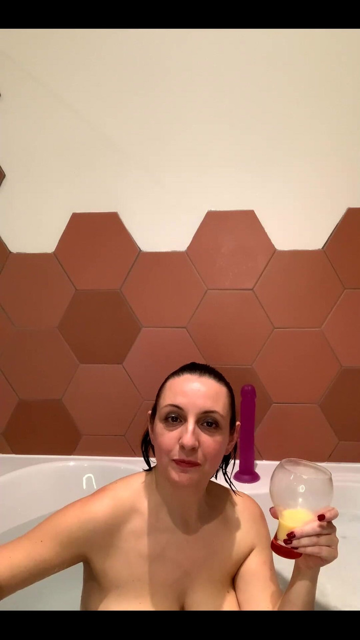 Keira_xxxxxx: Sadece sırılsıklam ve tıraş oluyor