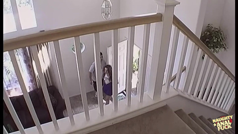 Naughty anal fuck: 裸になってポージングすると、巨乳のブルネットはアナルと深いマンコの中出しに憧れます