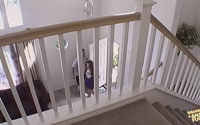 Naughty anal fuck: Tirando a roupa e posando faz a peituda morena yearn...