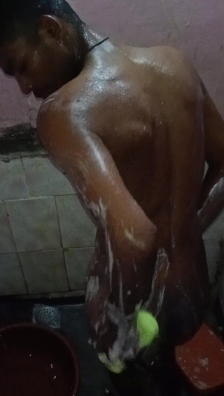 Arvind6355: Disfruta bañándose en el baño con agua fría