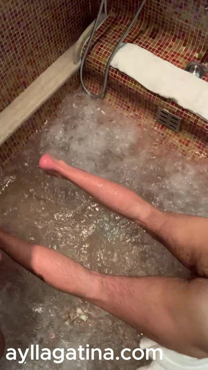Aylla Gattina: Ik was deze onderdanige in het motelbad toen we terugkwamen...