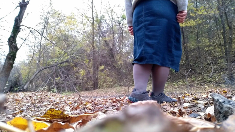 Elena: Curvy milf without complexes pissing in a commonplace