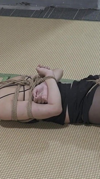 Ein kleines Loch, das von einer Kanone schnell penetriert wird