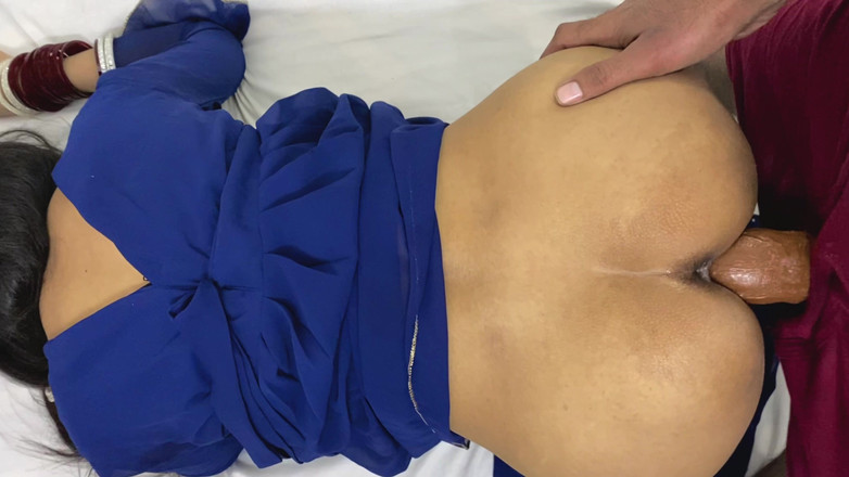 Desifilmy45: 看到继父厚厚的黑色鸡巴，处女摇晃着对继父说，请离开我，印地语高清xxx完整movi