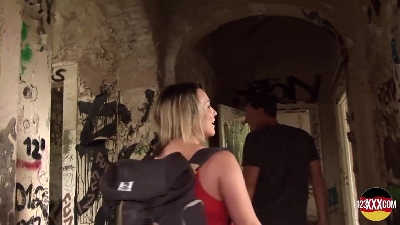 123XXX - 100% Amateurs: Garota tatuada com habilidades incríveis fodendo em um local secreto
