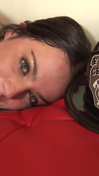 La ragazza sexy con tette enormi Natasha nyce seduce un ragazzo con un cazzo enorme e scopa