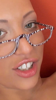 Sexy menina de quatro olhos fodendo buceta aberta com porra nos óculos