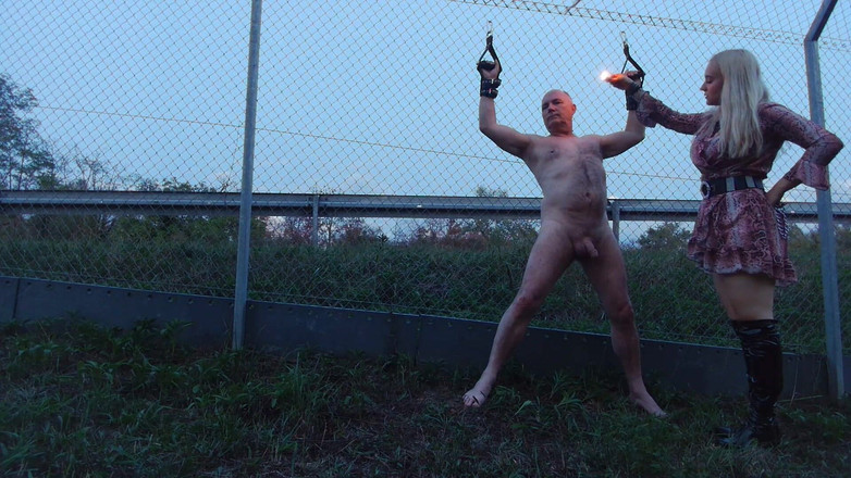 Queen_of_BDSM: Meesteres, wax je tepels op de snelwegheining!